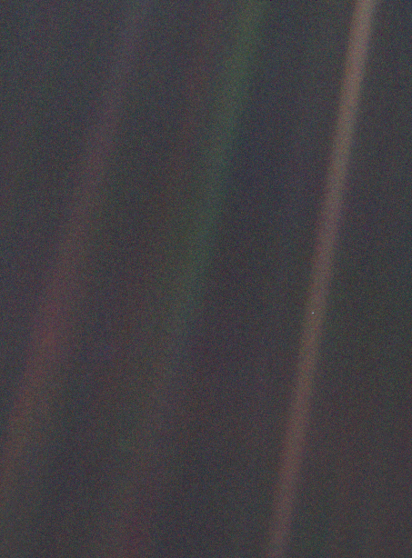 Pale Blue Dot — κορεσμένο crop